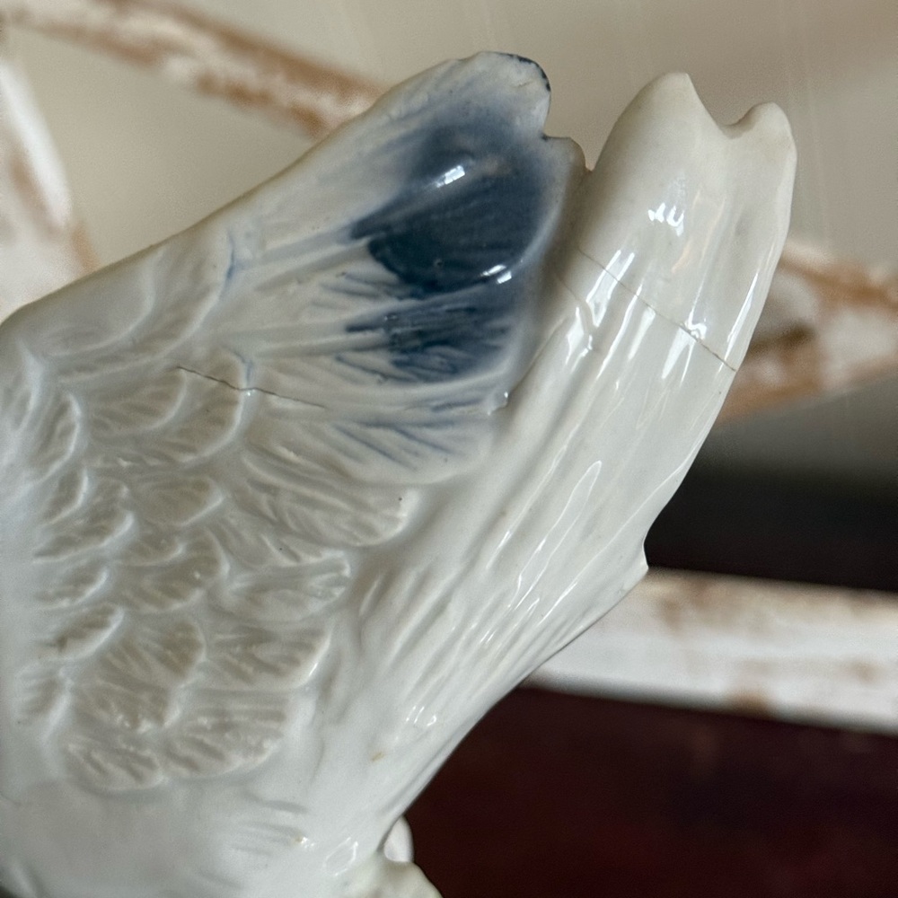 Elegant Vintage Ceramic Bird Lamp with Gold Accents - Picture 8 of 8